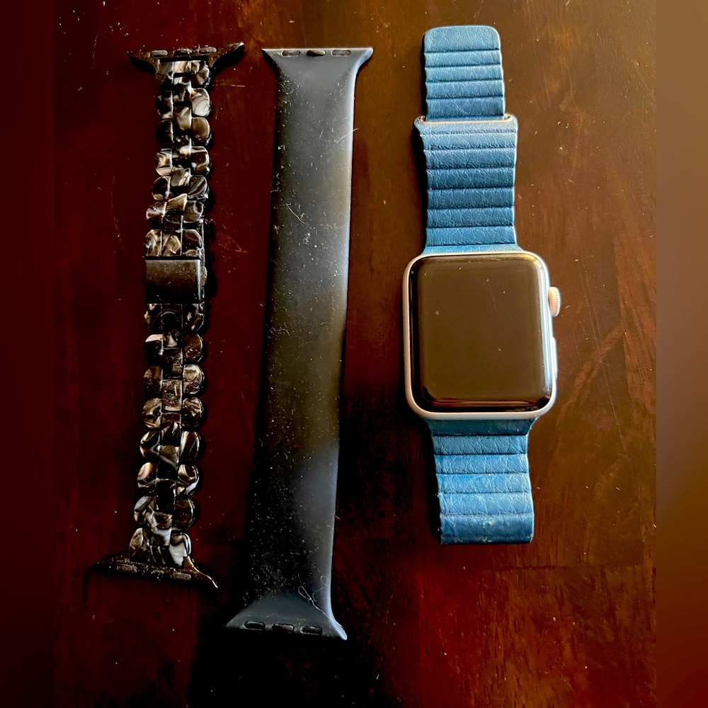 Apple Watch Series 3 + 2 bands, no charger.